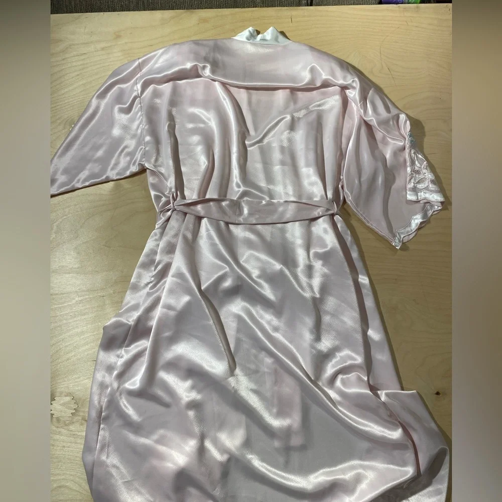 Natori Light Pink Satin Robe with White Accents Medium (QK)